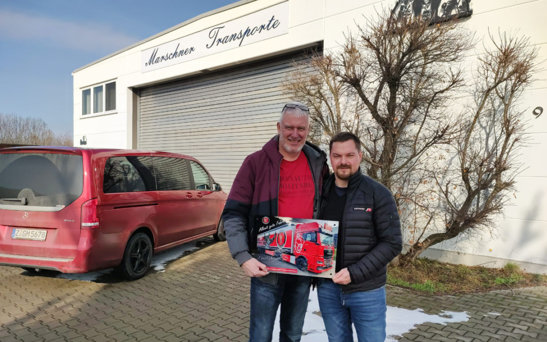 Eispiraten mit Präsent für Marschner Transporte