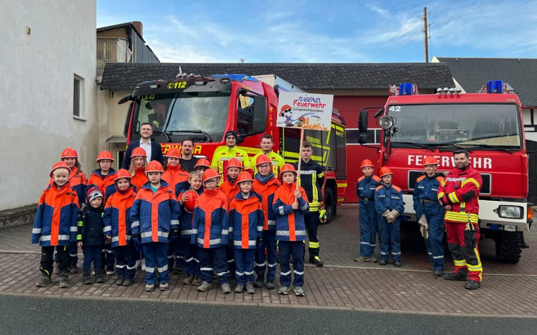 Eispiraten und Jan Löffler übergeben Spenden an Jugendfeuerwehren