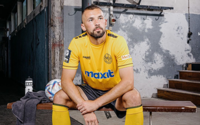 Eispiraten erhalten Spende von Fußballprofi Felix Weber