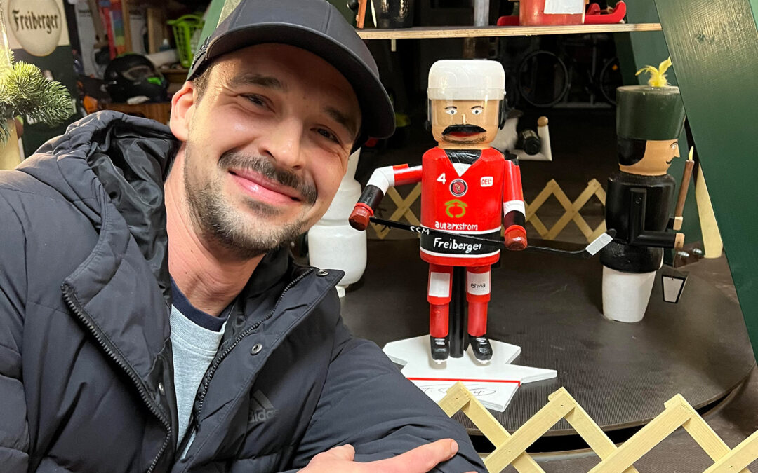 Eispiraten begutachten Miniatur-Felix in Langenbernsdorf