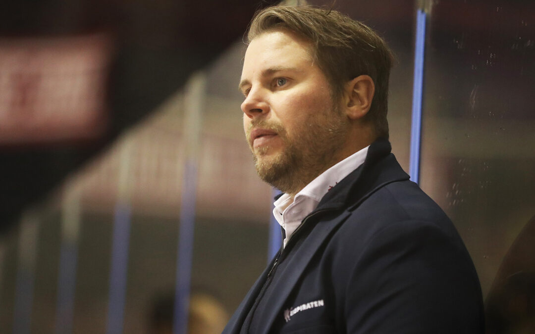 Vorzeitige Vertragsverlängerung: Jussi Tuores bleibt bis 2026 Eispiraten-Cheftrainer