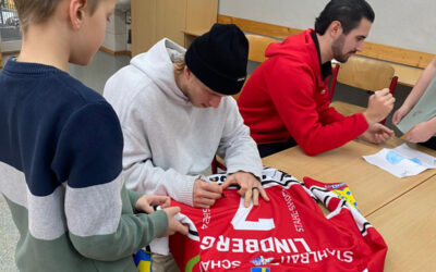 Eispiraten besuchen Kinder der Thomas Müntzer Grundschule in Remse