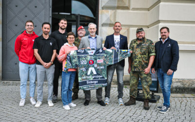 Eispiraten übergeben Veteranen-Trikot an Militärhistorisches Museum Dresden
