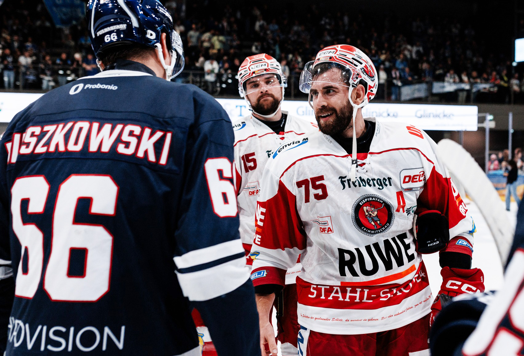 denis-shevyrin-ole-olleff-eispiraten-crimmitschau-kassel-huskies