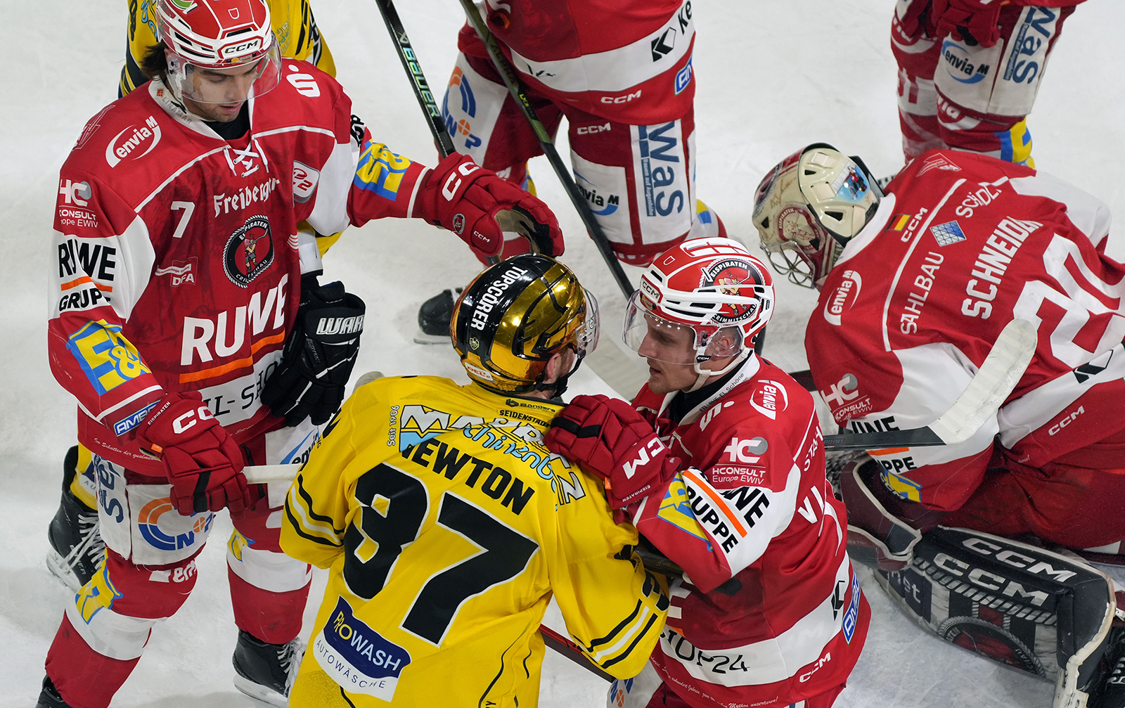 alex-vladelchtchikov-matt-santos-eispiraten-crimmitschau-krefeld-pinguine