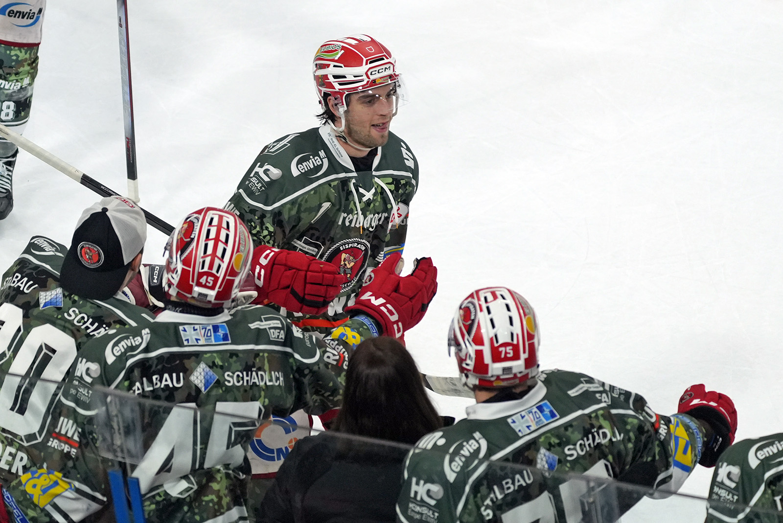 adam-mccormick-torjubel-eispiraten-crimmitschau-veteranentag