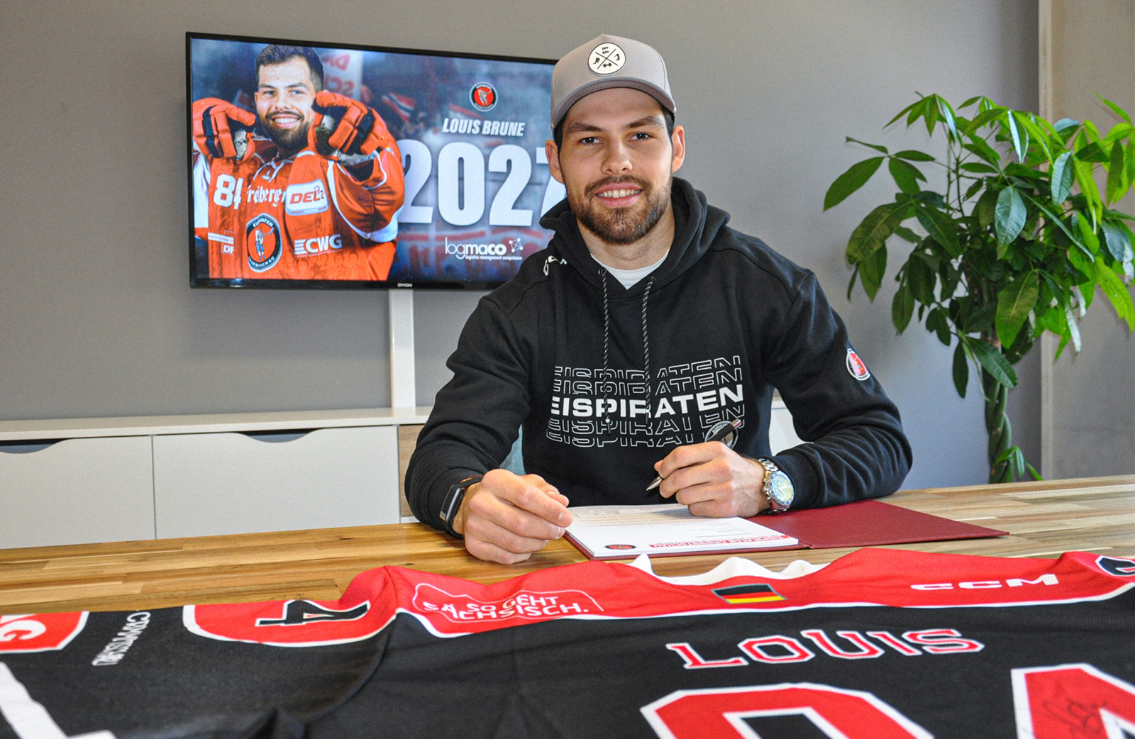 Vertragsverlängerung-Eispiraten-Crimmitschau-Louis_Brune (1)