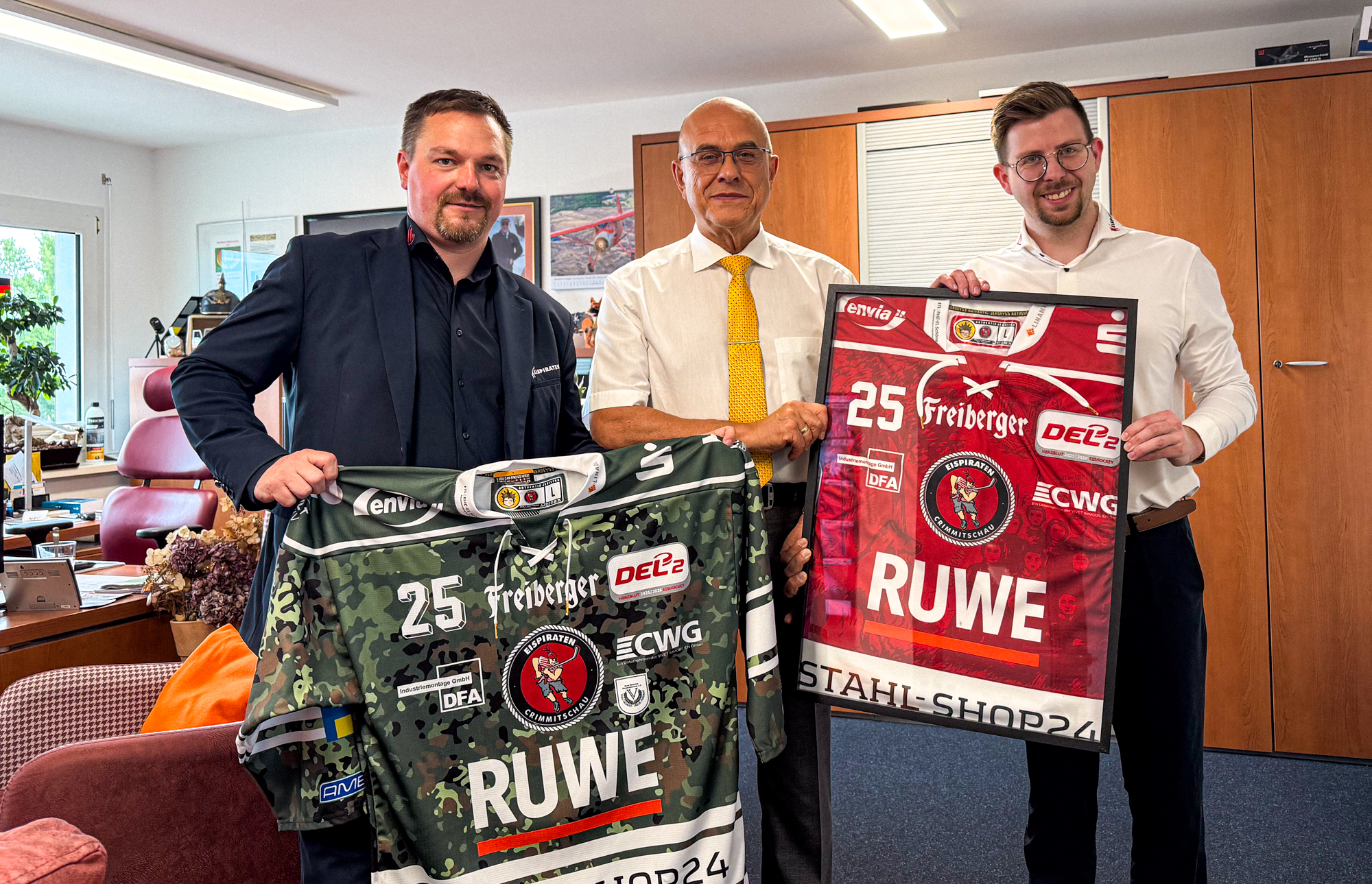 RUWE_Gruppe_Besuch_Eispiraten_Crimmitchau_Klaus_Dieter_Tschäpe_Jörg_Buschmann_Aaron_Frieß