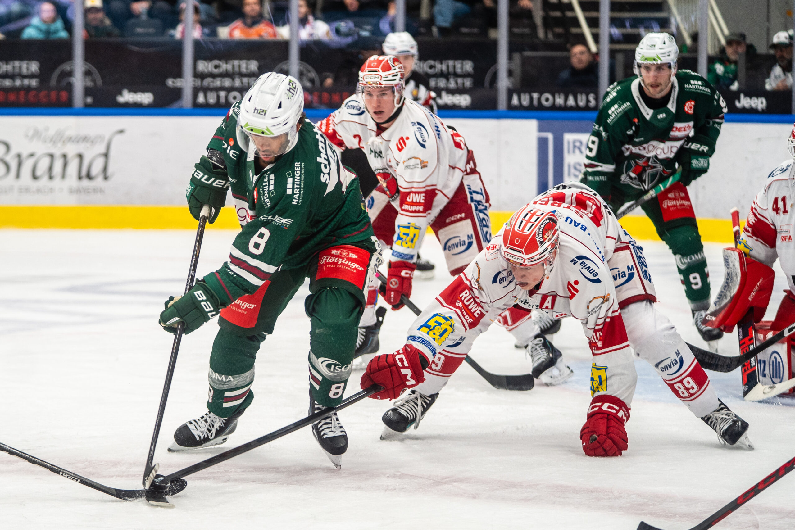 Lukas Laub (#8), Starbulls Rosenheim, behauptet die Scheibe im Zweikampf gegen Sebastian Streu (#89), Eispiraten Crimmitschau.